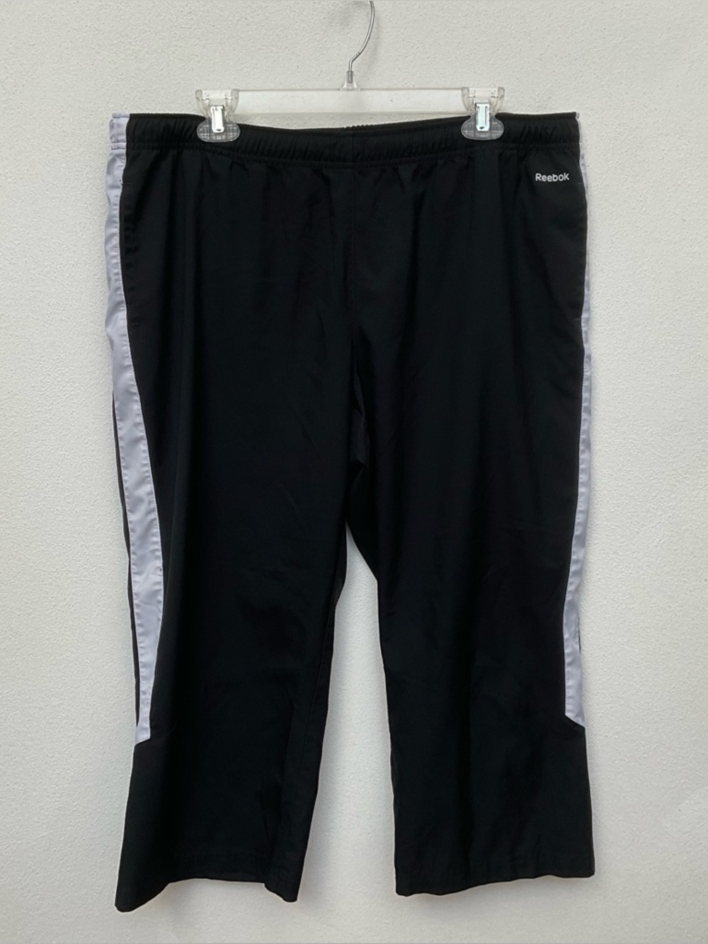 Reebok Black, White Straight Leg Pull On Track Capris Size XL Workout Walking